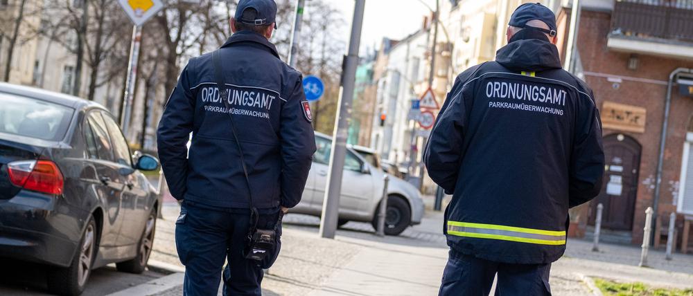 Mitarbeiter des Pankower Ordnungsamts unterwegs in Prenzlauer Berg.