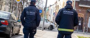 Mitarbeiter des Pankower Ordnungsamts unterwegs in Prenzlauer Berg.