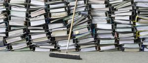 So viel Papier, und es ist nix dabei rumgekommen: Zahlreiche Gesetzesprojekte wandern nun in die Ablage P.