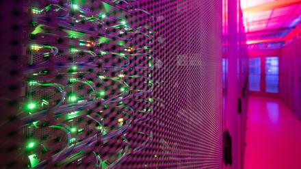 KI-Anwendungen sorgen für enormen Energieverbrauch in Datenzentren. Tech-Konzerne wollen das ändern. 