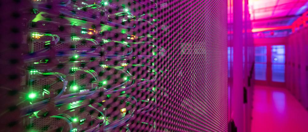 KI-Anwendungen sorgen für enormen Energieverbrauch in Datenzentren. Tech-Konzerne wollen das ändern.
