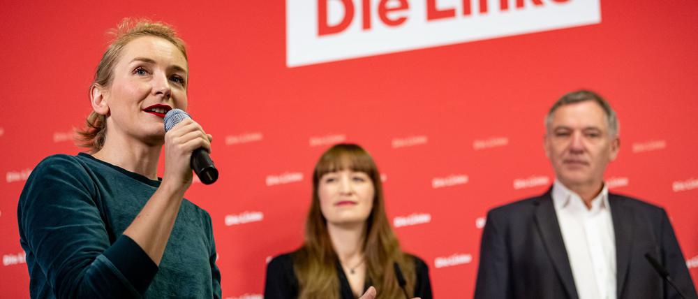 Heidi Reichinek (Mitte) und Jan van Aken treten für die Linke bei der Bundestagswahl an. Das gab die Parteivorsitzende Ines Schwerdtner (l.) bekannt.