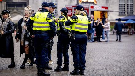 Polizisten sichern einen Platz in Amsterdam.