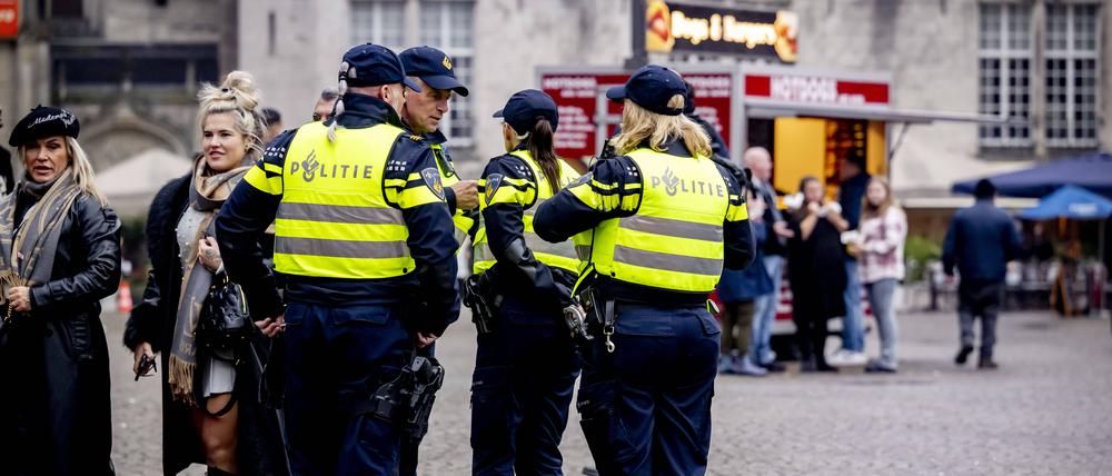 Polizisten sichern einen Platz in Amsterdam.
