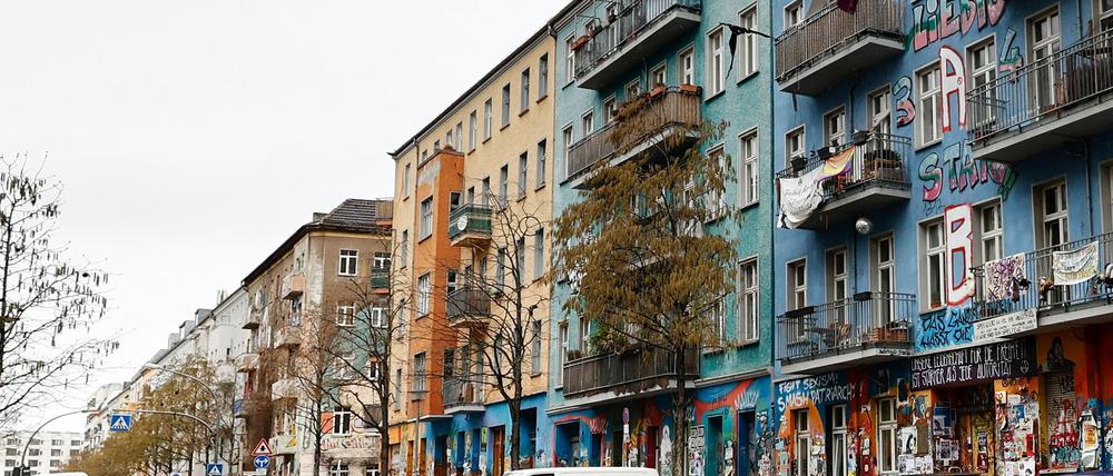 Das zum Teil besetzte Gebäude in der Rigaer Straße gilt als Symbol der linksradikalen Szene. (Archivbild)