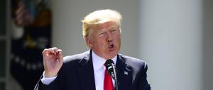 Im Juni 2017 verkündete Trump den Austritt aus dem Pariser Klimaabkommen, dem sich die USA im Jahr 2015 unter Präsident Barack Obama verpflichtet hatten. 