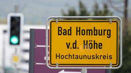 Das Ortsschild von Bad Homburg im Taunus.