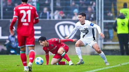Hannover am Boden: Hyun-Ju Lee im Duell mit Elversbergs Frederik Schmahl.