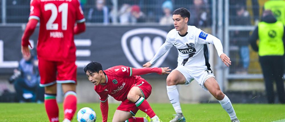 Hannover am Boden: Hyun-Ju Lee im Duell mit Elversbergs Frederik Schmahl.