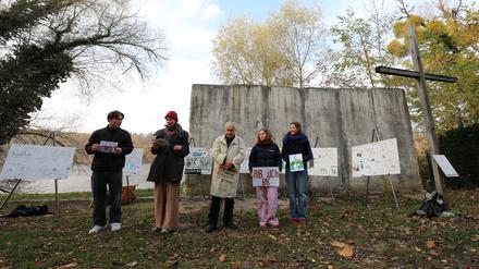 Jugendliche zeichneten Umbruchgeschichten zur Wendezeit und präsentierten sie an der Mauergedenkstätte Griebnitzsee, im Bild drei von ihnen mit Sophie Rahause, Referentin für historisch-politische Jugendbildung der Aufarbeitungsbeauftragten des Landes Brandenburg, und Manfred Kruczek, Vorstand des Forums zur kritischen Auseinandersetzung mit DDR-Geschichte im Land Brandenburg.