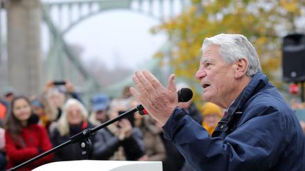 Bundespräsident a. D. Joachim Gauck sprach bei der Gedenkfeier zum 35. Jahrestag des Mauerfalls und der Öffnung der Glienicker Brücke.
