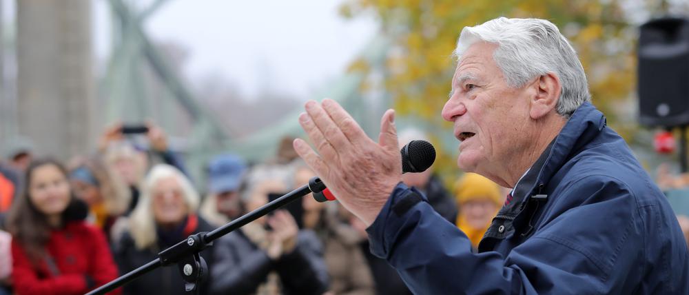 Bundespräsident a. D. Joachim Gauck sprach bei der Gedenkfeier zum 35. Jahrestag des Mauerfalls und der Öffnung der Glienicker Brücke.