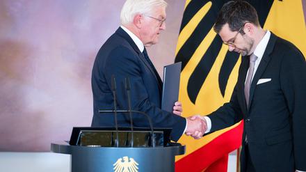Bundespräsident Frank-Walter Steinmeier gemeinsam mit Marco Buschmann bei Übergabe der Entlassungsurkunde im Schloss Bellevue.