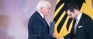 Bundespräsident Frank-Walter Steinmeier gemeinsam mit Marco Buschmann bei Übergabe der Entlassungsurkunde im Schloss Bellevue.