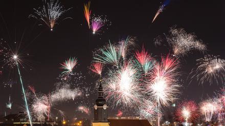 Raketen ziehen ihre leuchtenden Spuren in den Nachthimmel. Doch wie sieht die Kulturgeschichte der Böllerei aus?