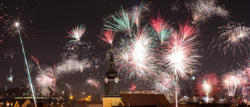 Raketen ziehen ihre leuchtenden Spuren in den Nachthimmel. Doch wie sieht die Kulturgeschichte der Böllerei aus?