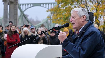 Mauerfall-Gedenken: Altbundespräsident Joachim Gauck an der Glienicker Brücke in Potsdam. Der Grenzübergang dort wurde erst am 10. November, einen Tag nach dem Fall der Berliner Mauer, geöffnet. 
