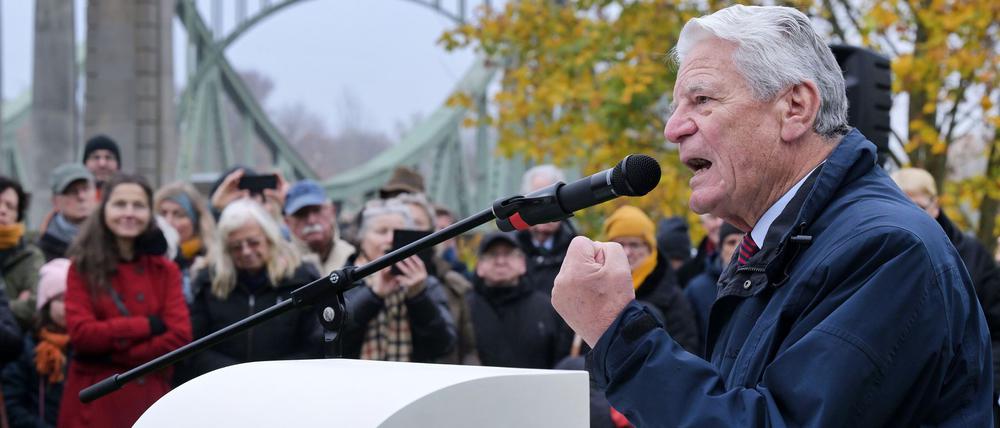 Mauerfall-Gedenken: Altbundespräsident Joachim Gauck an der Glienicker Brücke in Potsdam. Der Grenzübergang dort wurde erst am 10. November, einen Tag nach dem Fall der Berliner Mauer, geöffnet. 