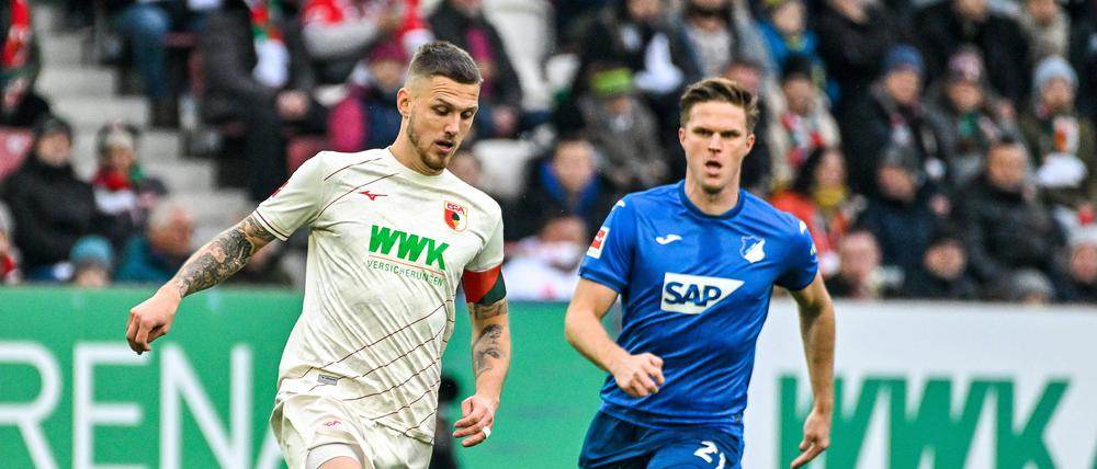 Augsburg (links Jeffrey Gouweleeuw) und Hoffenheim (Marius Bülter) lieferten sich ein ereignisarmes Duell.