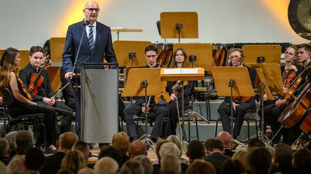 Festakt zum 35. Jahrestag des Mauerfalls in Frankfurt (Oder): Brandenburgs Ministerpräsident Woidke erinnert an das „Glücksgefühl“, als die Grenzen geöffnet wurden. 