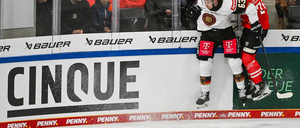 Harte Zweikämpfe gab es zwischen Deutschland und Österreich beim Deutschland Cup.
