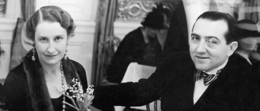 Der Regisseur Fritz Lang und die Autorin Thea von Harbou waren von 1922 bis 1933 verheiratet. Die Aufnahme entstand am 18. November 1930 während eines von dem Paar gegebenen Empfangs im Berliner Hotel Kaiserhof.