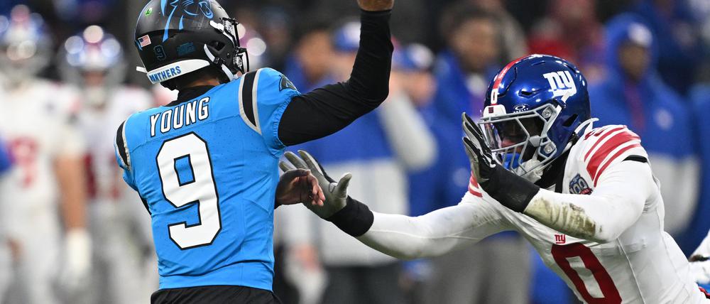 Panthers-Quarterback Bryce Young mit einem Passversuch.
