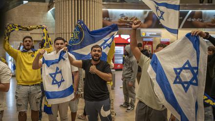 Fans von Maccabi Tel Aviv jubeln, als sie mit einem Flugzeug aus Amsterdam am Flughafen Ben Gurion ankommen.