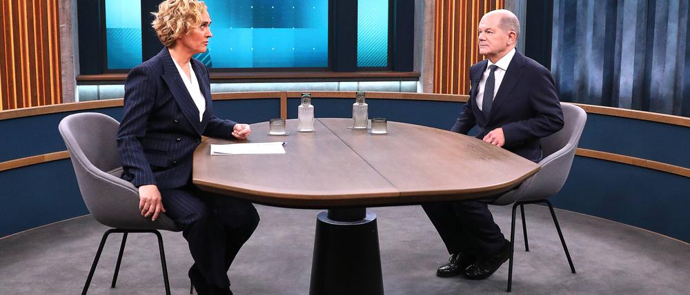 Bundeskanzler Olaf Scholz SPD ist als einziger Gast in der ARD-Talkshow zum Interview und kommt ins Studio, um über das Ampel-Aus und die nächsten Schritte wie die anstehende Vertrauensfrage und Neuwahlen zu sprechen. 