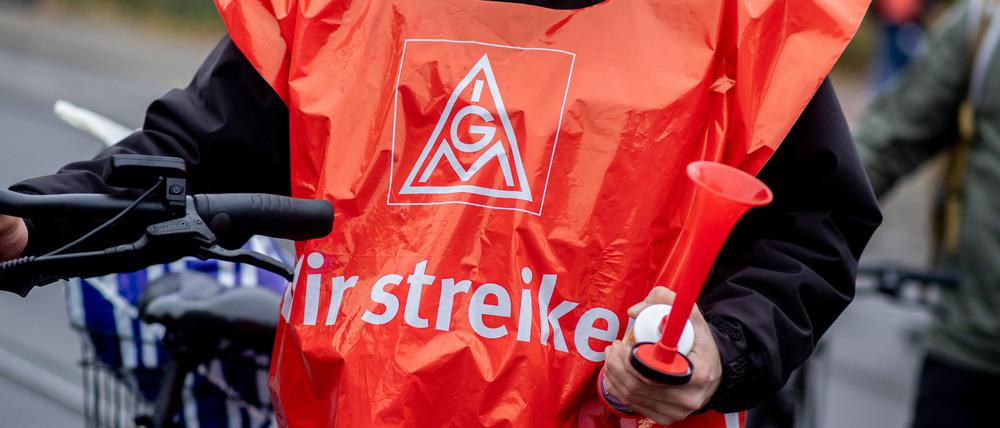 In Brandenburg ruft die IG Metall für Montag im Tarifkonflikt in der Metall- und Elektroindustrie noch einmal zu Warnstreiks in der Region Ludwigsfelde auf. (Archivbild)