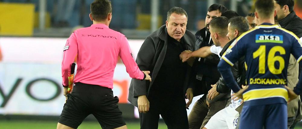 Dem damaligen Clubchef von Ankaragücü wurde nach einer Attacke auf den Schiedsrichter eine Haftstrafe auferlegt.