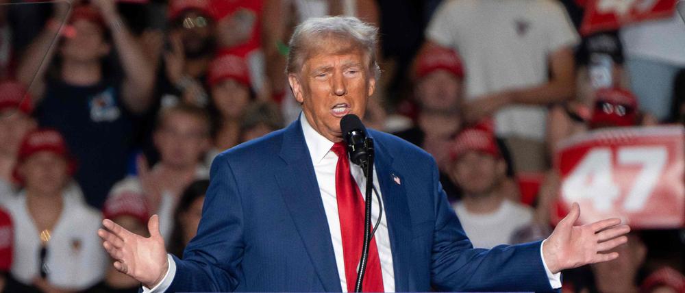 Der ehemalige US-Präsident Donald Trump spricht am 24. Oktober 2024 bei einer Wahlkampfveranstaltung in Tempe, Arizona.