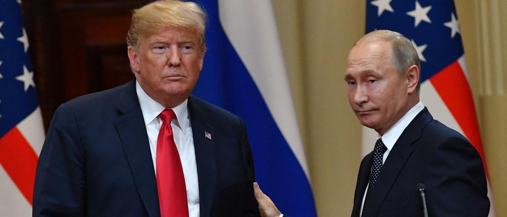US-Präsident Donald Trump (L) und der russische Präsident Wladimir Putin verlassen am Ende einer gemeinsamen Pressekonferenz nach einem Treffen im Präsidentenpalast in Helsinki am 16. Juli 2018 den Raum. 