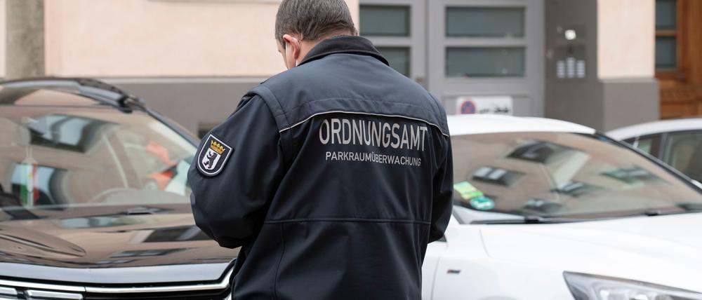 Bei der Kontrolle parkender Autos wurde eine Mitarbeiterin des Ordnungsamtes mit einem Luftgewehr beschossen. (Archivbild)