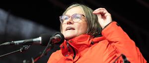 Christiane Benner, Vorsitzende der Gewerkschaft IG Metall, spricht während einer Kundgebung am Fischmarkt im Hamburger Hafen. 