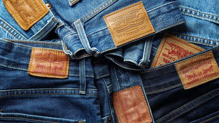 Mehrere Levi’s-Jeans liegen aufeinander.