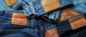 Mehrere Levi’s-Jeans liegen aufeinander.