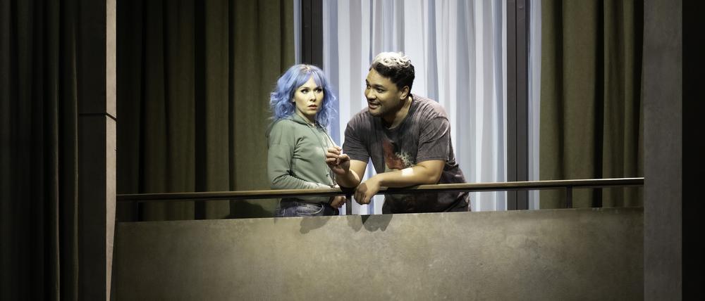 Szene aus Charles Gounods „Roméo et Juliette“ an der Berliner Staatsoper mit Elsa Dreisig (Juliette) und Amitai Pati (Roméo).