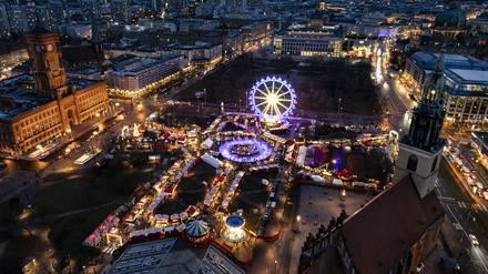 Drohnenansicht vom Weihnachtsmarkt am Alexanderplatz in Berlin am 23. Dezember 2023. 