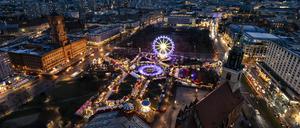 Drohnenansicht vom Weihnachtsmarkt am Alexanderplatz in Berlin am 23. Dezember 2023. 