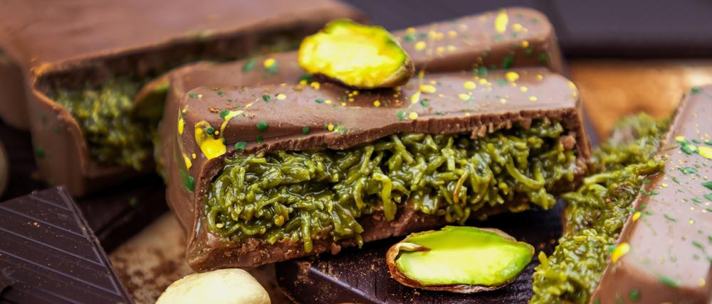 Dubai-Schokolade mit Pistazien-Kadayif-Füllung.