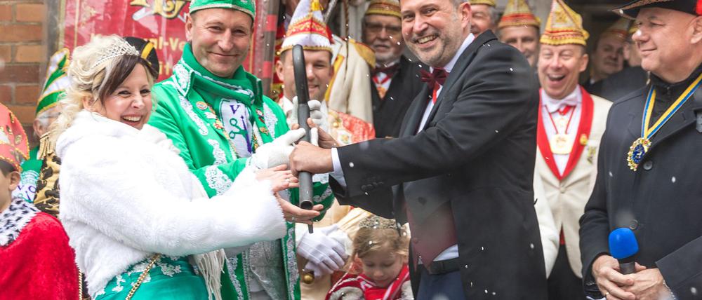 Vertreter des Cottbuser Vereins Narrenweiber übernehmen mit der symbolischen Schlüsselabgabe das Rathaus. 