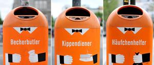 KOMBO - Die Kombo zeigt drei Papierkörbe der Berliner Stadtreinigung (BSR), jeweils aufgenommen am 08.05.2014 in der Tauentzienstraße in Berlin. Die Papierkörbe tragen die Aufschriften "Becherbutler", "Kippendiener" und "Häufchenhelfer". Mit pfiffigen Aufschriften möchte die BSR die Aufmerksamkeit der Berliner auf die Papierkörbe lenken und deren Nutzung erhöhen. Foto: Hauke-Christian Dittrich/dpa ++ +++ dpa-Bildfunk +++