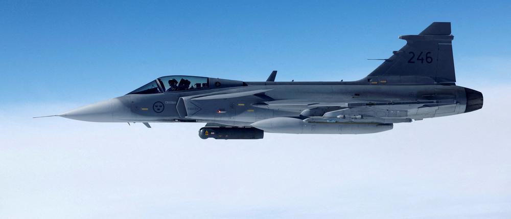 Ein Kampfflugzeug der schwedischen Luftwaffe vom Typ Saab JAS 39 Gripen während eines Medientages am 4. Juli 2023.