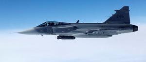 Ein Kampfflugzeug der schwedischen Luftwaffe vom Typ Saab JAS 39 Gripen 
