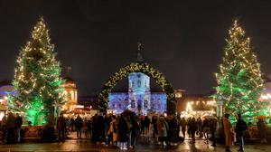 20.12.2023, Berlin - Deutschland. Weihnachtsmarkt am Schloss Charlottenburg. *** 20 12 2023, Berlin Germany Christmas market at Charlottenburg Palace
