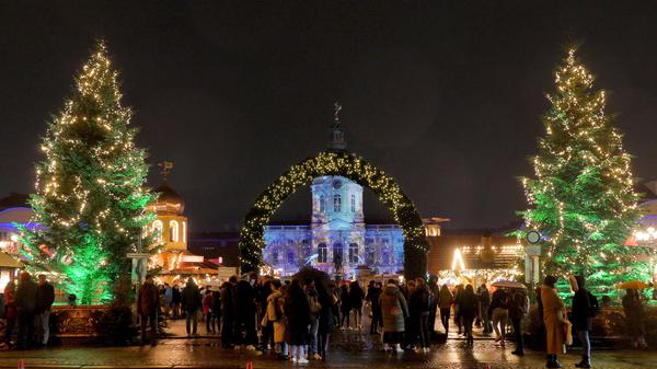 20.12.2023, Berlin - Deutschland. Weihnachtsmarkt am Schloss Charlottenburg. *** 20 12 2023, Berlin Germany Christmas market at Charlottenburg Palace