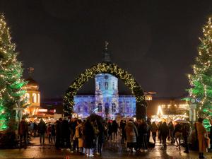 20.12.2023, Berlin - Deutschland. Weihnachtsmarkt am Schloss Charlottenburg. *** 20 12 2023, Berlin Germany Christmas market at Charlottenburg Palace