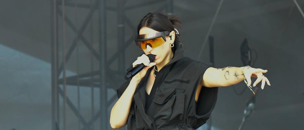 Die Saengerin Mine buergerlich Jasmin Stocker steht beim Lollapalooza Festival im Berliner Olympiastadion auf der Buehne.