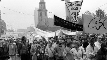 Von wegen „feindliche Übernahme“: Schon drei Monate nach dem Mauerfall gab es bei den Montagsdemos Plakate wie dieses.